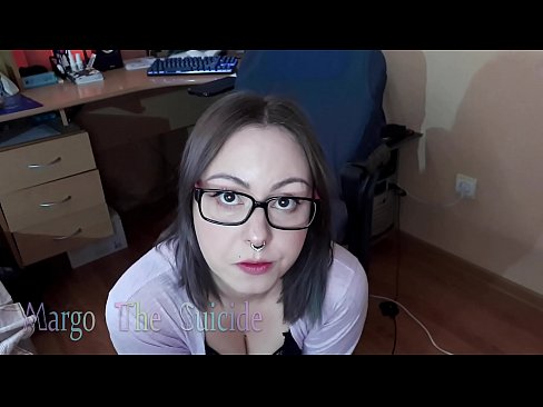 ❤️ 性感的眼镜女孩在镜头前深深地吸吮假阳具 ❤❌ Fucking video❌❤
