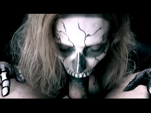 ❤️ 恶魔女孩用她的黑嘴吸吮鸡巴并吞下精液。 ❤❌ Fucking video❌❤