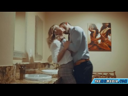 ❤️ 当一个胸大无脑的金发女郎在公共厕所里勾引你时 ❤❌ Fucking video❌❤